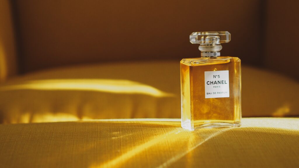 【香水レビュー】シャネル19番 伝統のロングセラーは香水界のカメレオン｜⬛🟥🟨香りと文化のブログまぐのりあ⬛🟥🟨